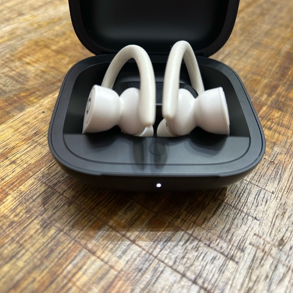 Powerbeats Pro Totally wireless headphones. Ivory. - Picture 6 of 9